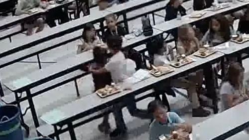 VIDEO Un băiat de 8 ani și-a salvat colegul de clasă cu ajutorul manevrei Heimlich, în Arizona