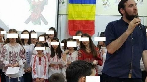 Un călugăr, care este și profesor la o școală generală din Constanța, a postat pe Facebook imagini cu elevi care se schimbă pentru ora de sport