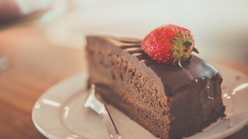 Obiceiul aducerii de prăjituri la birou continuă să reziste în Marea Britanie, în ciuda avertismentului de sănătate / Șefa unei autorități în domeniul alimentar a comparat prăjiturile de la birou cu fumatul pasiv