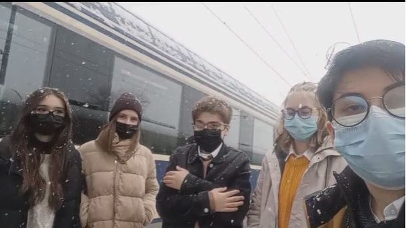 VIDEO Mai mulți elevi sunt blocați în tren de câteva ore, din cauza grevei CFR/ Elevii mergeau să protesteze pentru salariile profesorilor: ”Stăm în frig, am rămas fără mâncare și apă”