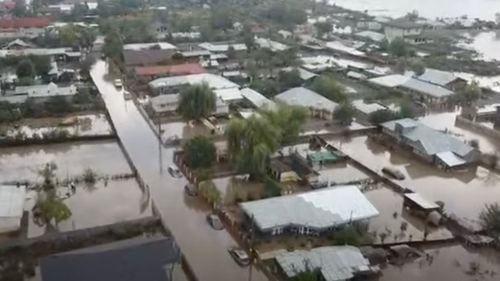 Peste 400 de tone de alimente, construcţii modulare, grupuri sanitare, pături, perne și saltele ajung din rezervele de stat în Galați