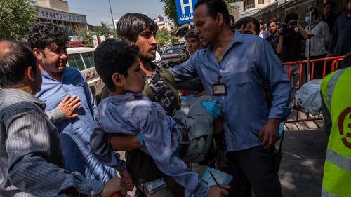 O acțiune de distribuire de alimente într-o zonă săracă din Afganistan s-a transformat într-un masacru. Printre persoanele care primeau ajutoare s-au aflat și manifestanți care au deschis focul auspra poliției