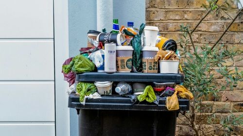 Recipientele de plastic de unică folosinţă vor fi interzise în toate barurile şi restaurantele din Uniunea Europeană, cel târziu din 2030, a stabilit Parlamentul European, după negocieri intense