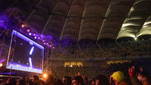 FOTO Mii de tineri au participat sâmbătă seara pe Stadionul Național din București la un concert live pentru Ucraina / Evenimentul a fost transmis și de PRO TV și KISS FM, iar donațiile sunt pentru Crucea Roșie