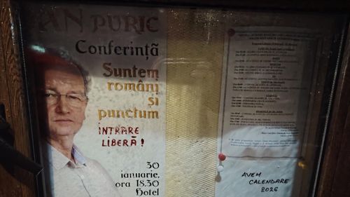 FOTO Pro-rusul Dan Puric, asociat cu partidul extremist AUR, este promovat la biserici din Suceava, județul cu cel mai mare electorat al partidelor extremiste / Arhiepiscopia se dezice de afișe și spune că au fost lipite fără știrea preoților