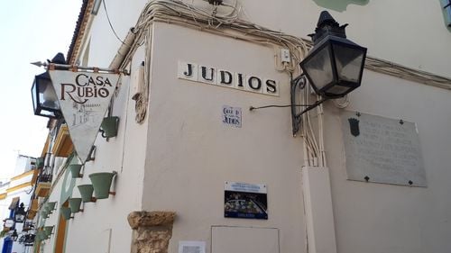 Spania a început să respingă cereri de cetățenie din partea descendenților evreilor sefarzi expulzați în 1492, după o alarmă de fraudă. Autoritățile de la Madrid sunt acuzate de antisemitism