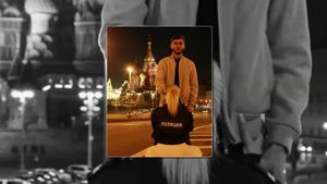 Doi bloggeri din Rusia au fost condamnați la 10 luni de închisoare după ce au mimat sexul oral în fața Catedralei din Piața Roșie/ Tinerii sunt acuzați că ”au lezat sentimentele credincioșilor”