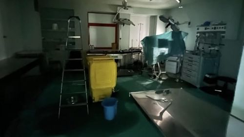 Plouă într-o sală de operații de la Spitalul Județean Brașov / „Izolația este în garanție, firma care s-a ocupat de lucrare a început refacerea„  