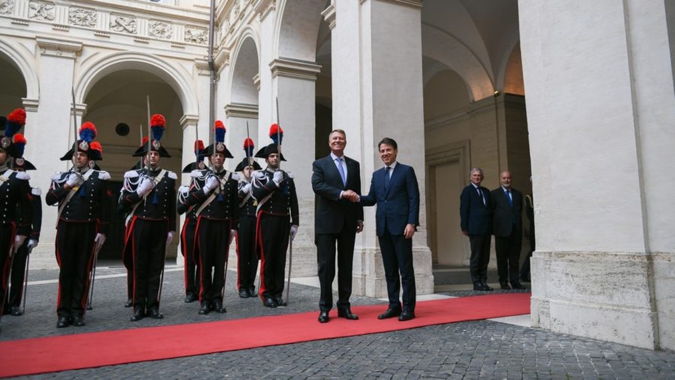 VIDEO Klaus Iohannis, gafă de protocol în Italia similară cu cea a Vioricăi Dăncilă: Nu a așteptat salutul complet al Gărzii de onoare