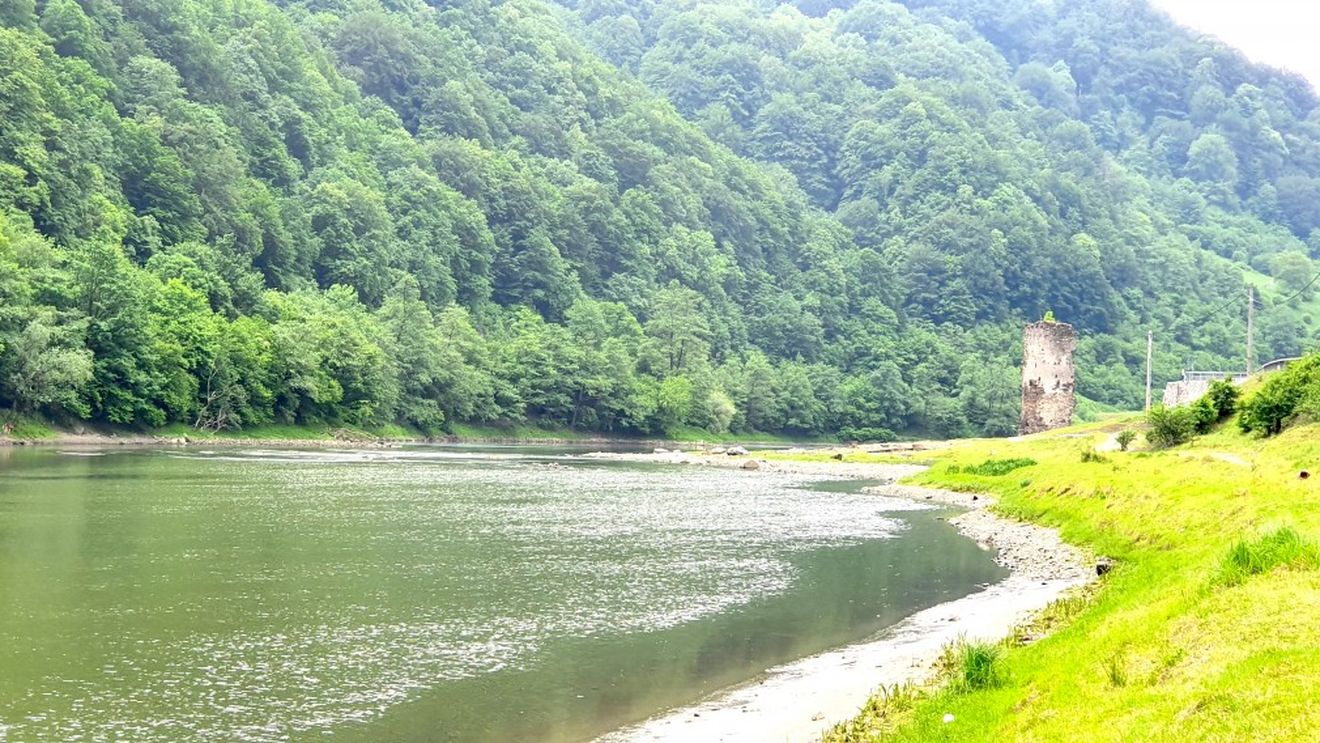 Turnul Spart de la Boița, vechea vamă dintre Transilvania și Valahia, va fi inundat de construcția a două hidrocentrale pe râul Olt / Hidroelectrica vrea să-l protejeze cu un zid de beton