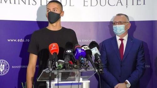 David Popovici: Mi-ar plăcea ca pentru generațiile următoare să poată fi îmbinat sportul cu școala, să fie ca un stil de viață și să avem cât mai multe baze sportive în școli. Despre ofertele de studii în SUA: Trebuie să mă decid dacă rămân în România/Europa sau mă duc pe un alt continent – VIDEO