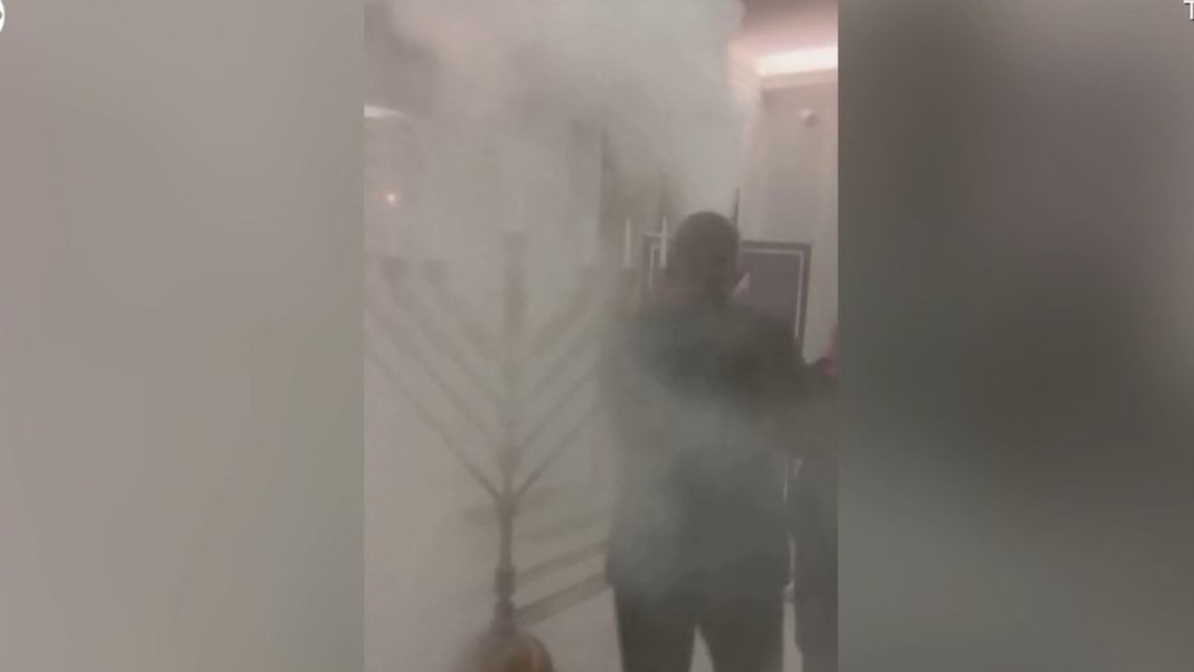 Un deputat de extremă dreapta din Polonia, vizat de o anchetă după ce a stins cu extinctorul un menorah de Hanuka în parlament