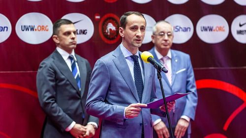 Președintele Comitetului Olimpic şi Sportiv Român, Mihai Covaliu, despre încheierea mandatului ministrului Eduard Novak: Nu suntem veşnici pe un scaun, sportul românesc nu a murit/ La plecarea din funcție, Novak a scris pe Facebook: "RIP, sportul românesc" 