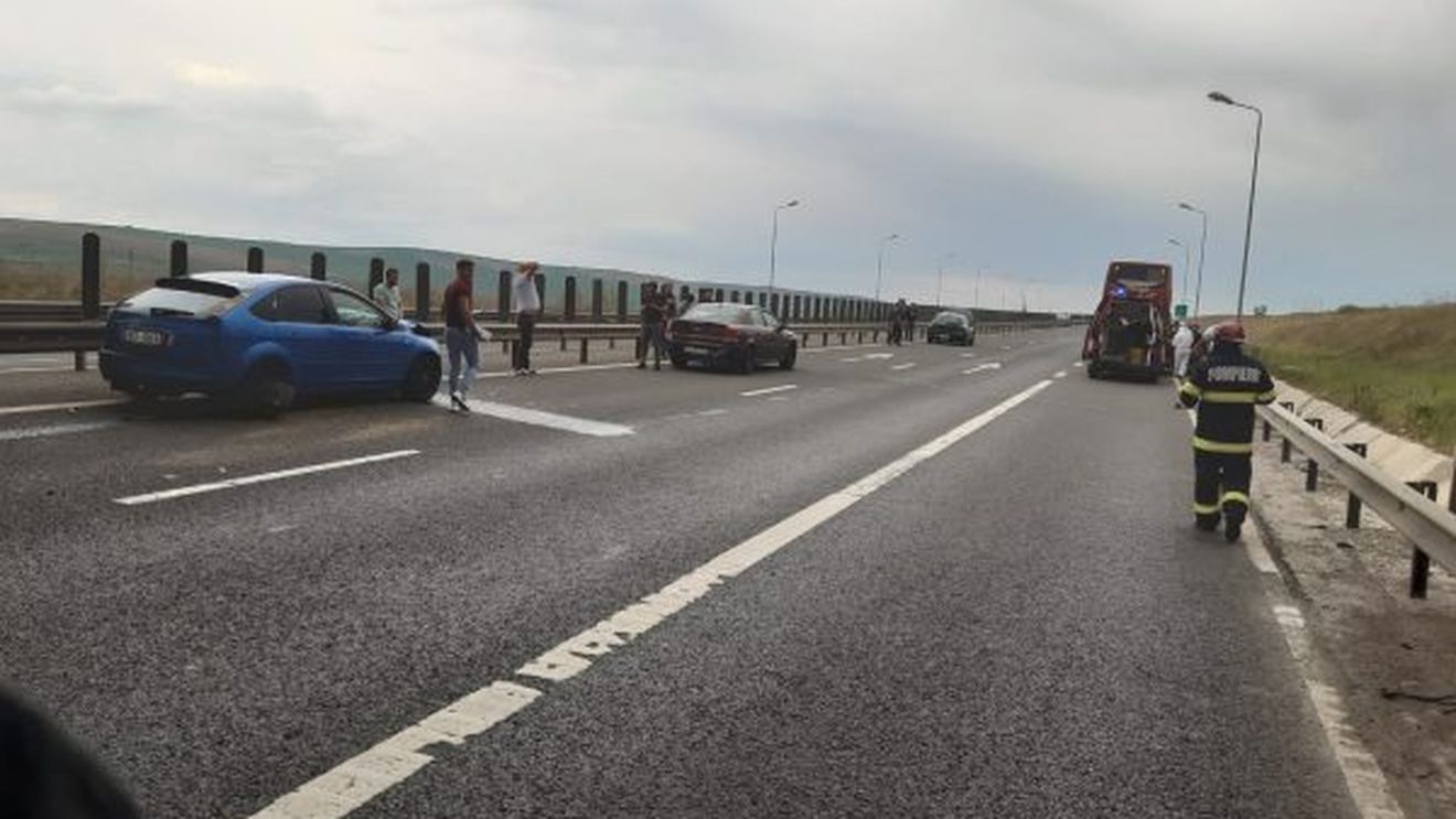 Trei mașini dintr-un convoi de tranzit cu persoane din zona roșie COVID, implicate într-un accident pe A1 Sebeș-Sibiu