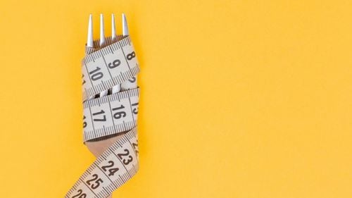 Idei preconcepute despre slăbit. Cinci lozinci care îți pun plumb pe aripi atunci când vrei să slăbești