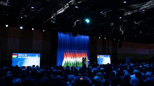 Szijjártó a vorbit despre încheierea războiului cât mai curând posibil în fața unei hărți a „Ungariei Mari”, care conține regiuni din Ucraina