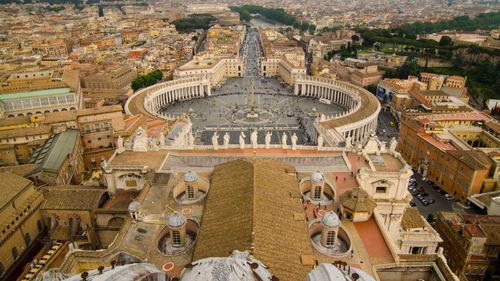 Vaticanul anunţă nouă zile de doliu începând de sâmbătă, când au loc funeraliile lui Francisc I. Peste 19.400 de persoane s-au recules la sicriul defunctului Papă, expus la Balizica Sf, Petru. Vaticanul intenţionează să prelungească accesul până după miezul nopţii dacă este necesar
