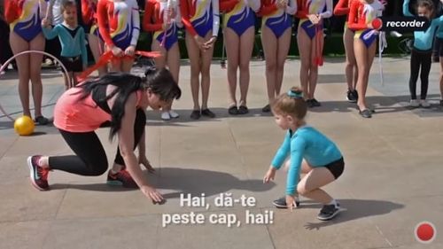 Profesoara fetiţei din Piteşti care s-a dat peste cap în faţa premierului Dăncilă: "Copiii merg cu entuziazm şi mândrie pentru dragostea faţă de judeţ. Nu politizaţi copiii"