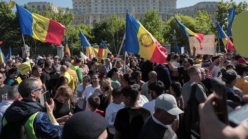 Protest cu peste 10.000 de oameni al partidului extremist AUR în București, cu lozinci anti-occidentale și conspiraționiste / George Simion: „Nu ne vindem țara, ăsta a fost sloganul sub care am început protestul” / Participanții au mers în marș prin centrul Capitalei, traficul rutier a fost oprit - FOTO/VIDEO