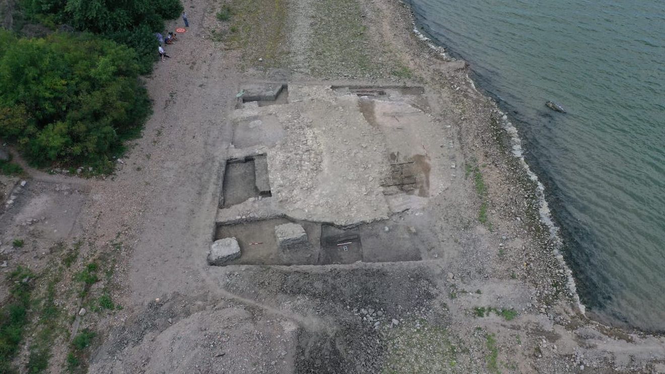 Cotele mici ale Dunării, un avantaj pentru arheologii cetăţii Noviodunum din Tulcea / ”De 22 de ani de când lucrez aici nu am avut niciodată cote atât de scăzute ale Dunării. În apă, sunt elemente de ziduri prăbuşite”