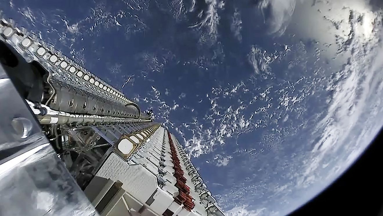 „O lovitură dură pentru Vladimir Putin”: SpaceX a stopat folosirea neautorizată de către Moscova a sateliților Starlink pentru a mări raza de acțiune a dronelor sale cu 500 km / Întreruperea serviciului ar putea avea un impact durabil asupra Rusiei