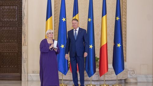 Irina Margareta Nistor, critic de film și ”vocea” care traducea filmele de pe piața neagră în comunism, a fost decorată de președintele Iohannis. Distincții pentru mai mulți oameni de cultură și instituții