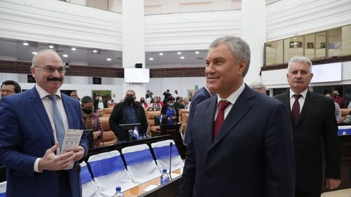 Preşedintele Dumei îi ameninţă cu urmărirea penală pe ruşii care au semnat la frontiera cu Georgia un document prin care recunosc Federația Rusă ca țară agresoare: Aţi comis o crimă însutită faţă de ţara voastră, faţă de poporul vostru