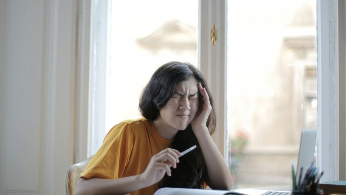 Ce cauzează migrenele, care afectează peste un miliard de oameni din întreaga lume / Un studiu despre fenomenul ”blackout” al creierului oferă noi indicii