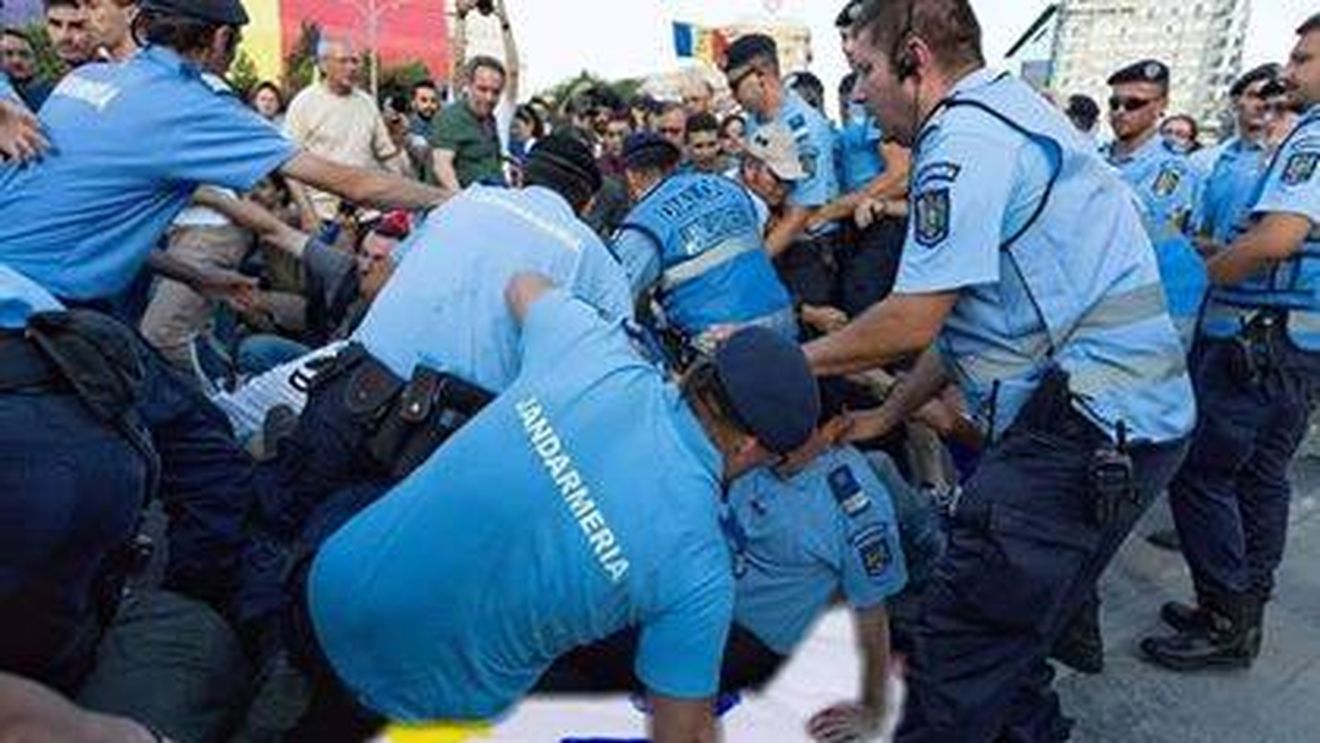 Surse: Jandarmeria așteaptă noi violențe la protestul de sâmbătă seară. Sunt așteptate în piață galeriile lui Dinamo și Rapid
