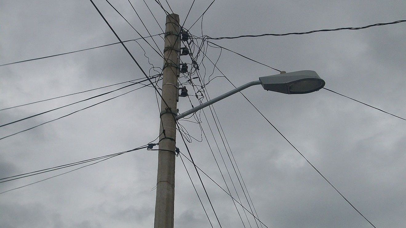 Primăria Timișoara anunță că taie cablurile suspendate / Locuitorii din mai multe zone ale orașului vor rămâne fără televiziune și internet