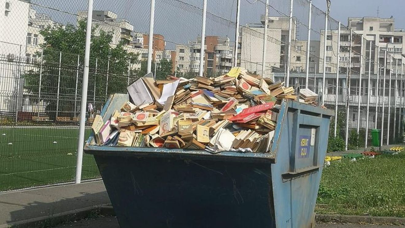 Poza zilei: Sute de cărți aruncate la gunoi la o școală din Cluj-Napoca