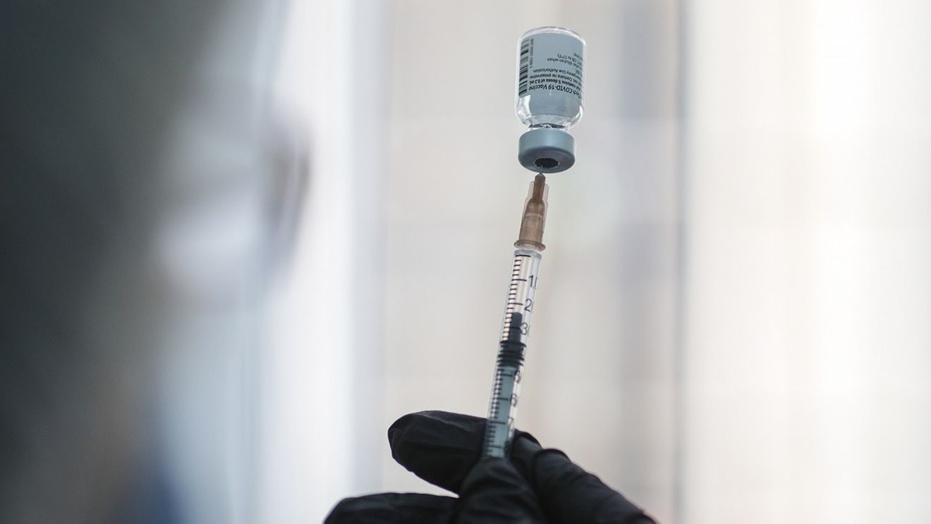 Aproape 50.000 de persoane vaccinate joi, 113 reacții adverse