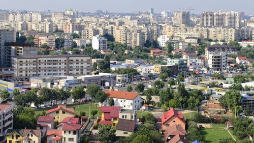 Ce apartamente caută în piață chiriașii din București și din marile orașe din țară? Analiză imobiliară: Jumătate dintre căutări vizează locuințe cu două camere/ 42% sunt pentru apartamentele construite în perioada 1977 - 2000