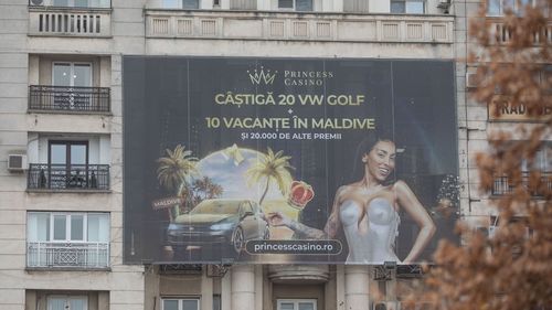 Proiectul care ar fi interzis total reclamele la jocurile de noroc, modificat radical în comisiile Senatului, la inițiativa PNL: liber la spoturi în audiovizual noaptea și la reclame outdoor de 30 mp / PSD și-a retras semnăturile de pe inițiativă