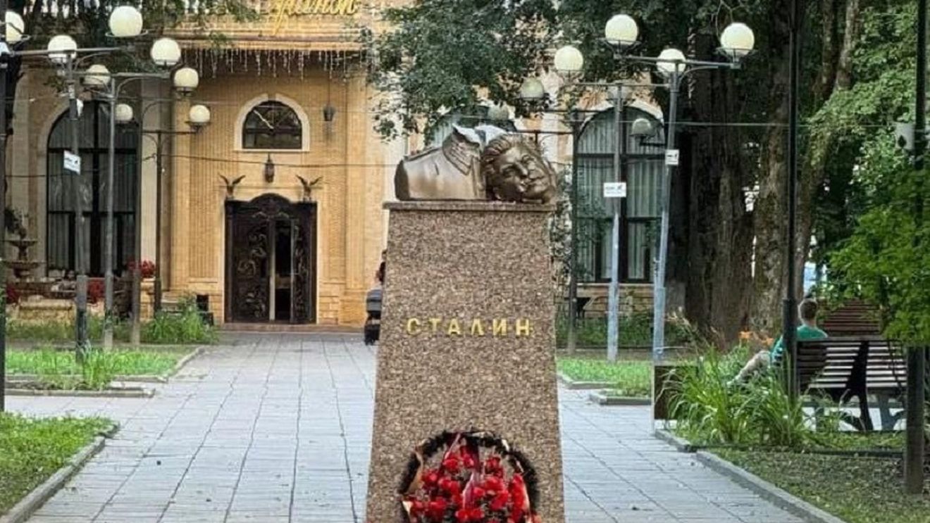 Un bust al lui Stalin a fost decapitat cu un baros în apropiere de Moscova / Și un bust al lui Lenin a fost distrus