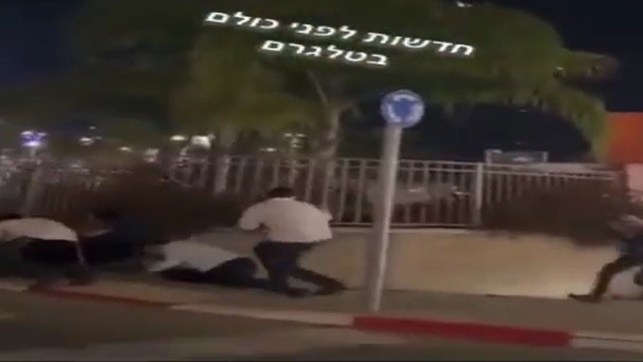 VIDEO Momentul în care mai multe persoane din Israel se adăpostesc la vederea rachetelor/ Armata anunță că au fost lansate din Fâșia Gaza și interceptate în totalitate, iar ca răspuns Israel a atacat aerian