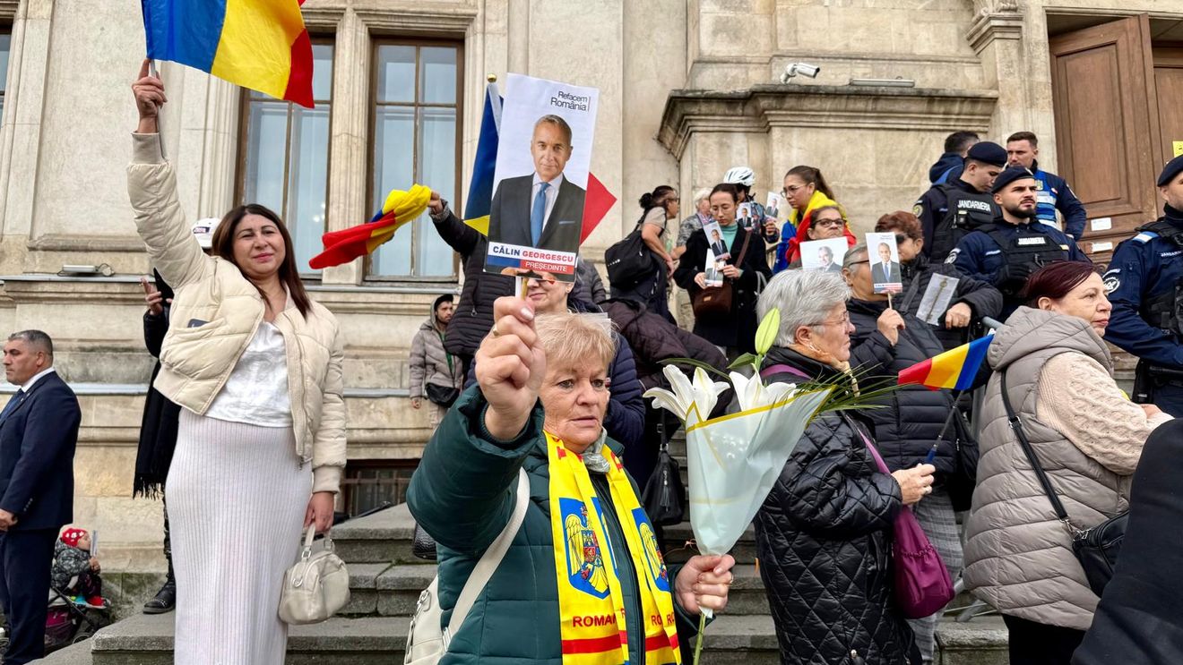 VIDEO Melodia pe versurile poeziei „Avem o țară” atribuită poetului legionar Radu Gyr, pusă la boxe în fața Curții de Apel București de către susținătorii pro-rusului Călin Georgescu / Fostul candidat la prezidențiale a ajuns la instanță