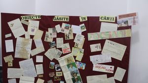 Expoziție la Biblioteca Județeană din Vrancea cu obiecte găsite în cărți: bani, diplome, fițuici, fotografii, hărţi, invitaţii la nuntă...