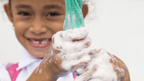 UNICEF: Ce ar trebui să ştie părinţii despre coronavirus şi cum să îşi protejeze copiii