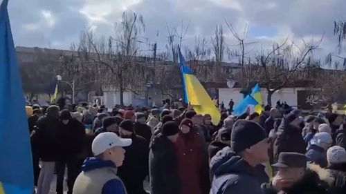 VIDEO Mii de oameni protestează în Nova Kahovka împotriva forțelor rusești de ocupație