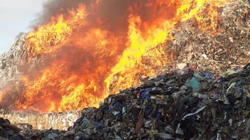 Focarele de incendiu de la depozitul de deşeuri de pe platforma Oltchim din Vâlcea au fost stinse