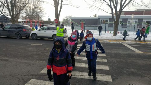 Provincia canadiană cea mai afectată de pandemie menține școlile deschise. Cum se face educație în "zona roșie"