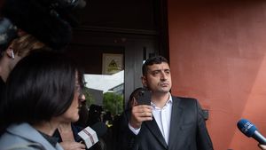 PressOne: Dezvoltatorii aplicației AUR, prin care partidul extremist atrage noi membri, au avut contracte cu SRI și MAE