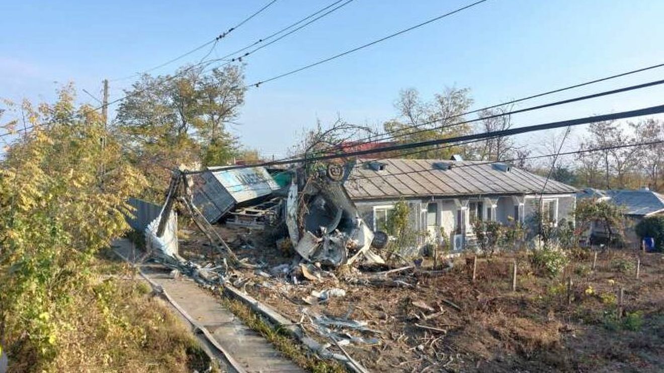 Trafic blocat pe DN 26, în Galați, după ce un TIR din Ucraina a lovit un stâlp de iluminat şi a intrat într-o curte