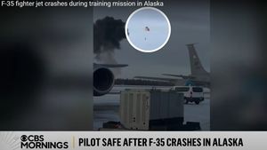 Momentul șocant în care avionul de luptă F-35 de 81 de milioane de dolari scapă de sub control și lovește solul înainte de a izbucni în flăcări la o baza aeriană din Statele Unite