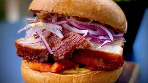 VIDEO | Ce este pan con chicharrón, sandwich-ul cu jumări din piept de porc care a câștigat „Campionatul Mondial al Micului dejun”