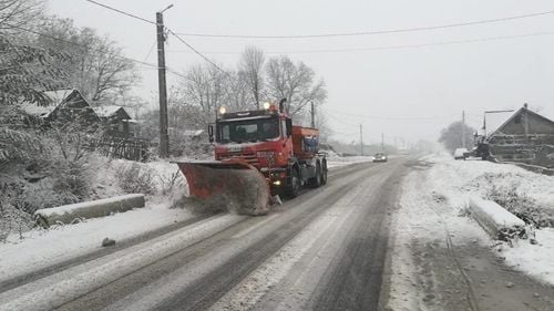 VIDEO Probleme cu ninsorile în Vrancea, după ce contractele cu firmele de deszăpezire au expirat din martie