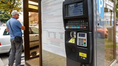 ANALIZĂ Parcometrele pe care vrea să le cumpere Primăria București, de două ori mai scumpe decât cele cumpărate de alte orașe