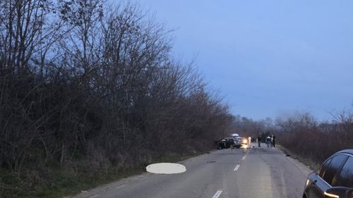 Un mort şi patru răniţi în urma unui grav accident dintre un motociclu şi o maşină, în județul Prahova