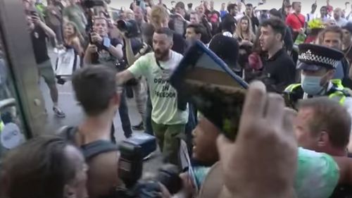 Londra: Mai mulți polițiști au fost răniți în altercațiile cu manifestanții anti-vaccin